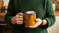 Čokoládový koláčik v hrnčeku hotový za 3 minúty: rýchly dezert