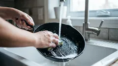 Ako odstrániť mastnotu v studenej vode: 5 osvedčených tipov