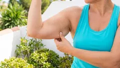 Ako spevniť ochabnuté ruky doma bez činkov: jednoduchý 10-minútový plán