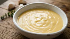 Táto 10-minútová syrová omáčka nahradila majonézu a kečup – pripravujem si ju dokonca aj na chlieb