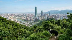Panoráma Tchaj-peja s mrakodrapom Taipei 101 z vyhliadky v zelenom parku