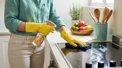 Odstraňovanie mastnoty v kuchyni: najlepšie tipy od profesionálneho upratovača