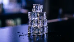 Čo je efektívnejšie na ukladanie energie – lítiová batéria alebo ľad? Neodpovedajte hneď