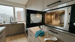 Čistenie mikrovlnky octovou parou: jednoduchý trik, po ktorom ide mastnota dolu ľahšie