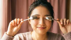 Príznaky „unavenej tváre“, ktoré môžete napraviť bez kozmetiky – stačí zmeniť návyky