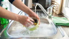 Ako správne umývať riad: chyby, ktorých by ste sa mali vyvarovať