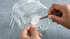 Odstráňte nálepky z riadu za 5 minút – bez námahy a bez zvyškov