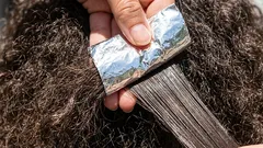 Fólia robí zázraky: trik, ktorý za pár minút premení nepoddajné vlasy na luxusnú hrivu