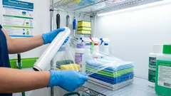 Ako obyčajná plastová taška pomáha zbaviť sa prachu: tajomstvo upratovania