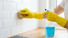 Aj zaschnutý tuk na stenách sa rozpustí za 5 minút: ako ho rýchlo vyčistiť