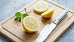 Tieto potraviny nekrájajte na drevenej doske – odborníci varujú, že vydržia len maximálne mesiac