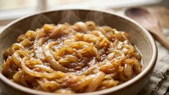 Karamelizovaná cibuľa v mikrovlnke: už nemusíte stáť pri sporáku ani drhnúť panvice