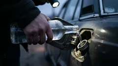 Prečo mnohí vodiči pridávajú do benzínu alkohol: Výsledok nie je zrejmý
