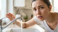 Spätný tok v zmiešavači: Je bezpečné piť teplú vodu z kohútika so studenou vodou