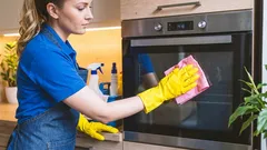 Tento produkt nájdete v každej kuchyni: jednoduchý trik na čistenie vnútorného skla rúry