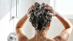 Ako si správne umývať vlasy: Rady od trichológa
