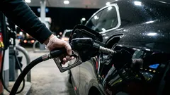 Prečo niektorí vodiči na čerpacích staniciach nevypínajú motory – je to správne