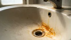 Žlté škvrny? Pridajte štipku domáceho prášku a svoj drez ani nespoznáte