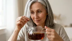 Farba na vlasy priamo z čajníka: jednoduchý spôsob, ako zakryť šediny pomocou domácich prostriedkov