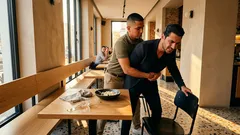 Keď jedlo zabehne: 2 rýchle kontroly a postup 5 + 5 – kedy je na mieste Heimlich